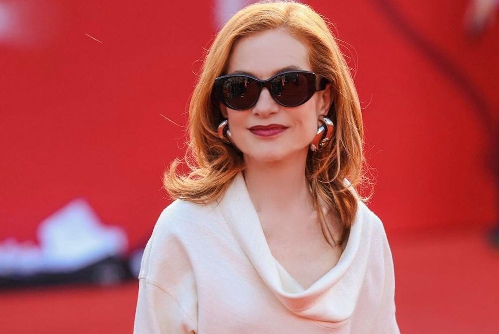 Isabelle Huppert sublime le col drapé : la tendance rétro qui revient sur tapis rouge
