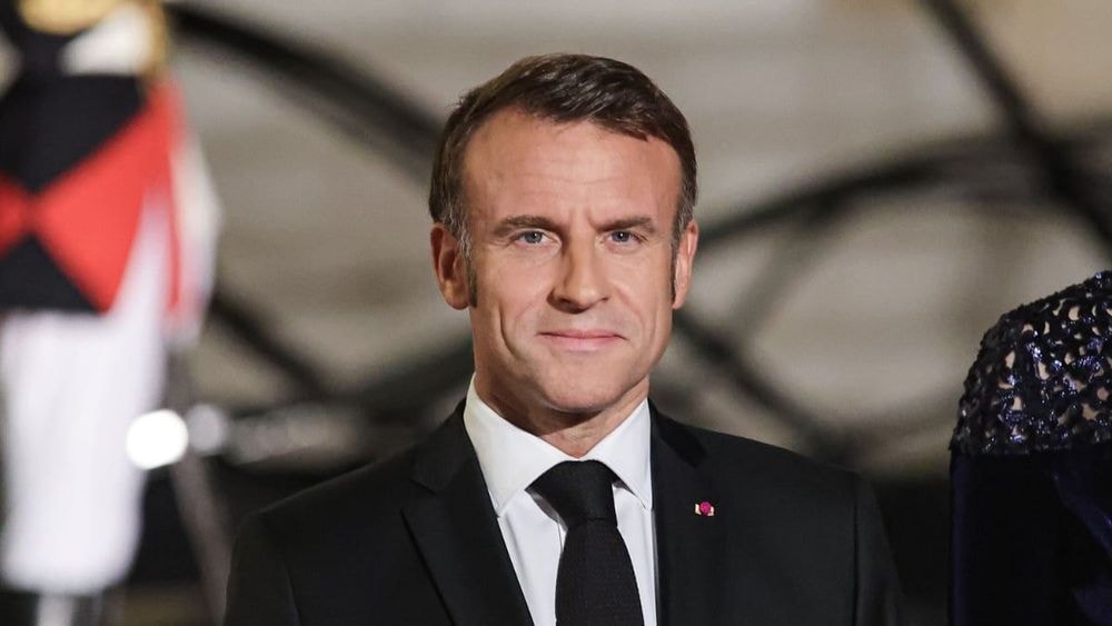 "La 65ᵉ position, c'est la plus..." : Emmanuel Macron parle "kamasutra", ce ping-pong lunaire avec un journaliste