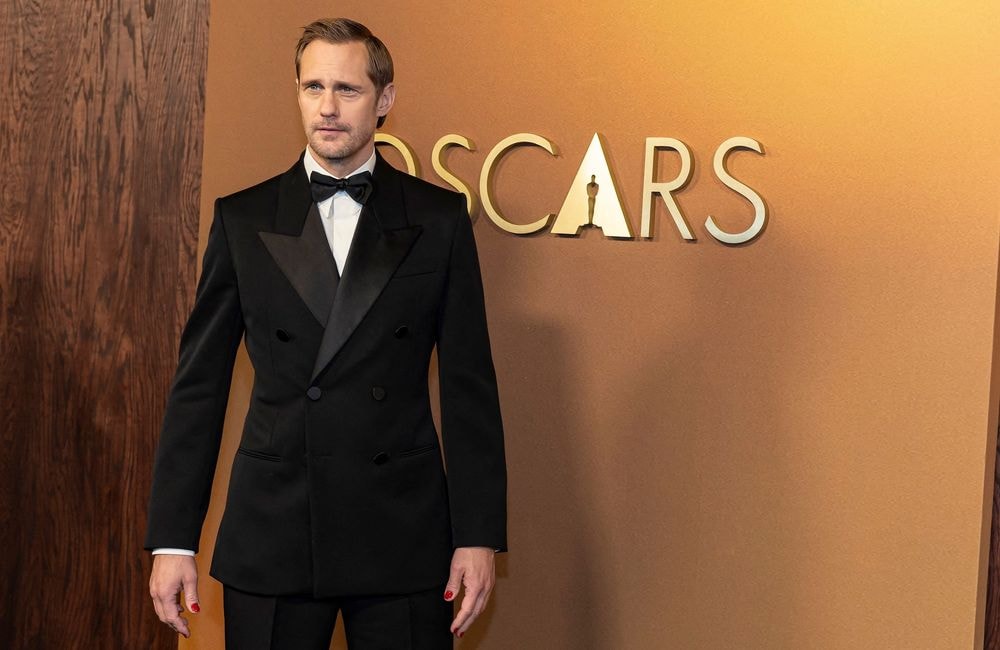 Alexander Skarsgård nous montre ses ongles rouges et ses cuissardes : et si c’était ça le nouveau mâle alpha ?