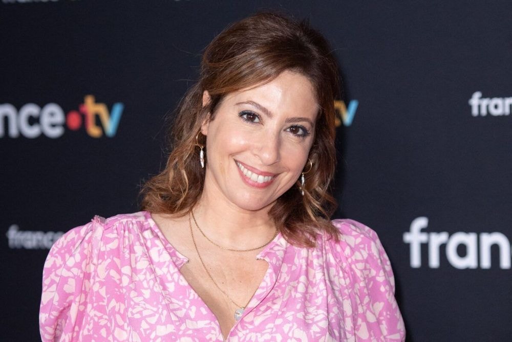 À 46 ans, Léa Salamé avoue consommer un produit dopant avant chaque émission : “Ça me détend”