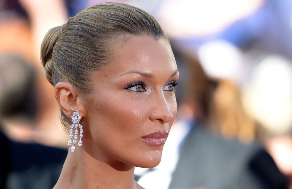 À Cannes, Bella Hadid adopte le chignon ultra-liftant que l'on verra partout cet été