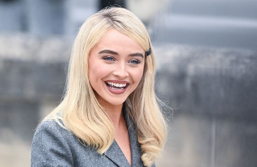 Dans une robe culte de Claudia Schiffer, Sabrina Carpenter signe un hommage parfait à la mode française des années 90