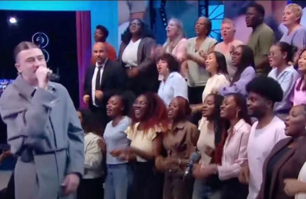 Après des accusations de racisme par des choristes de Pierre Garnier, la production de « Quotidien » répond