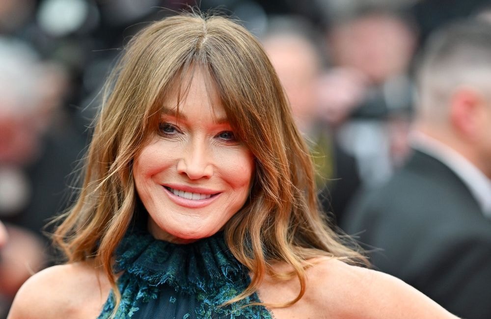 Carla Bruni : ses selfies en maillot de bain enflamment Instagram