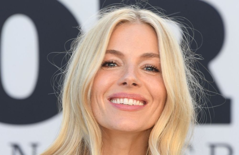 À 42 ans, Sienna Miller nous dévoile son astuce pour un effet bonne mine immédiat