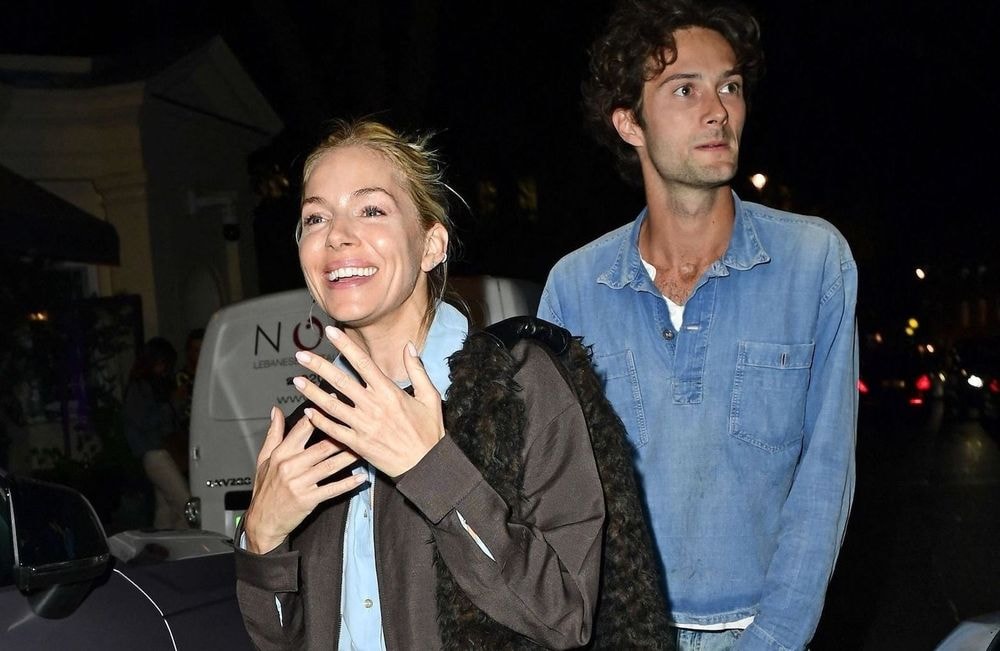 Veste ajustée, chemise et jean : Sienna Miller signe déjà l’uniforme chic et confortable de l’automne