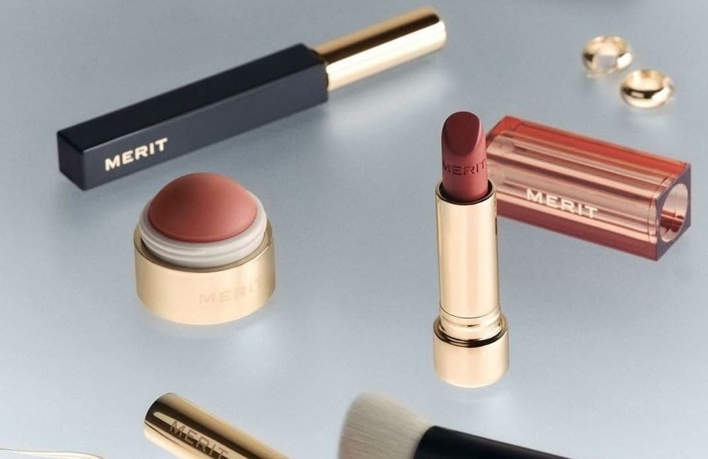 Merit Beauty arrive en France : pourquoi tout le monde en parle (et veut l’essayer)