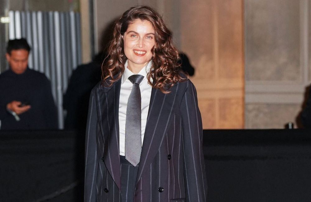 À la Fashion Week de Paris, Laetitia Casta donne un nouveau souffle au costume masculin