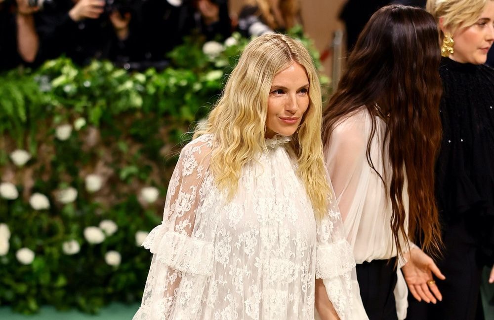 Met Gala 2024 : dans une robe aérienne, Sienna Miller confirme le retour du style boho-chic