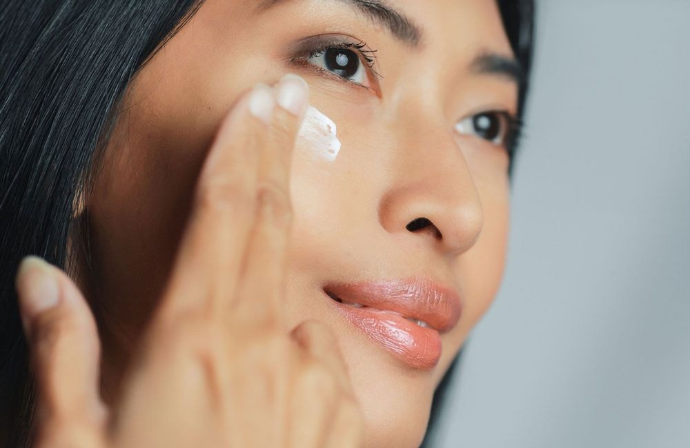 Vieillissement cutanée : ce geste anodin réduirait l'efficacité de notre crème solaire sur le visage