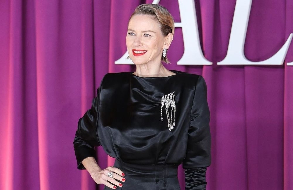 À Londres, Naomi Watts fait sensation en robe fendue Mugler