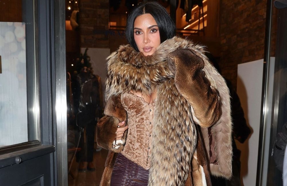 Kim Kardashian ose le trio fourrure, velours et cuir en un seul look pour le jour de l’an