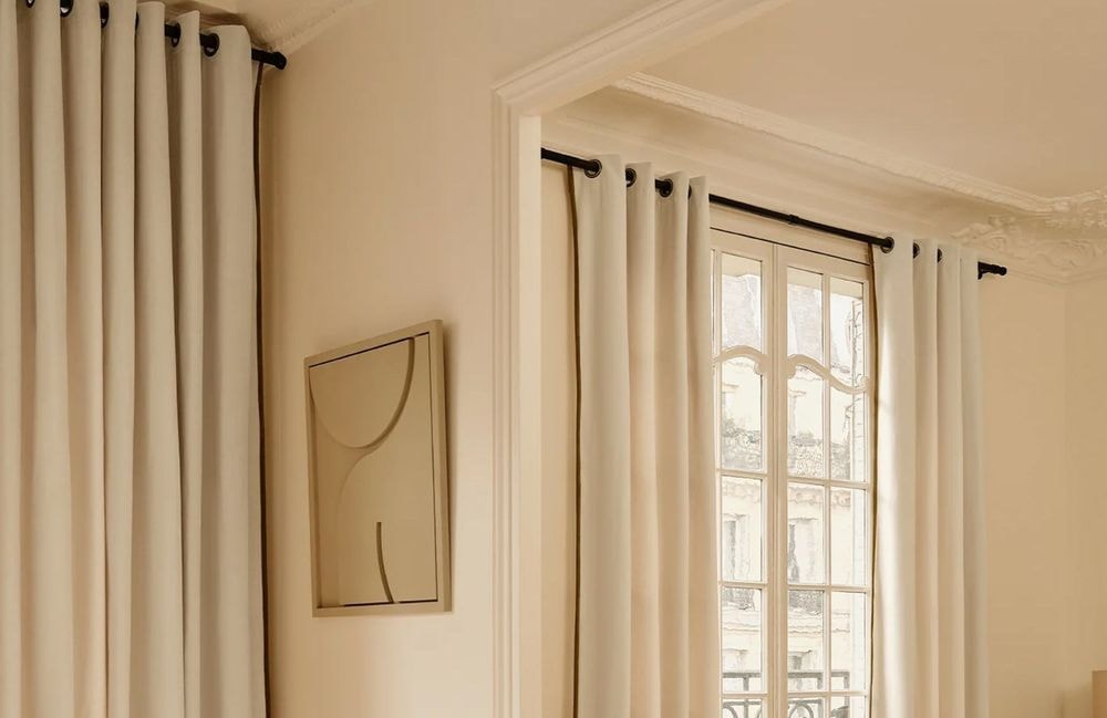 IKEA hack : l’astuce qui change tout pour cacher les rails de rideaux disgracieux