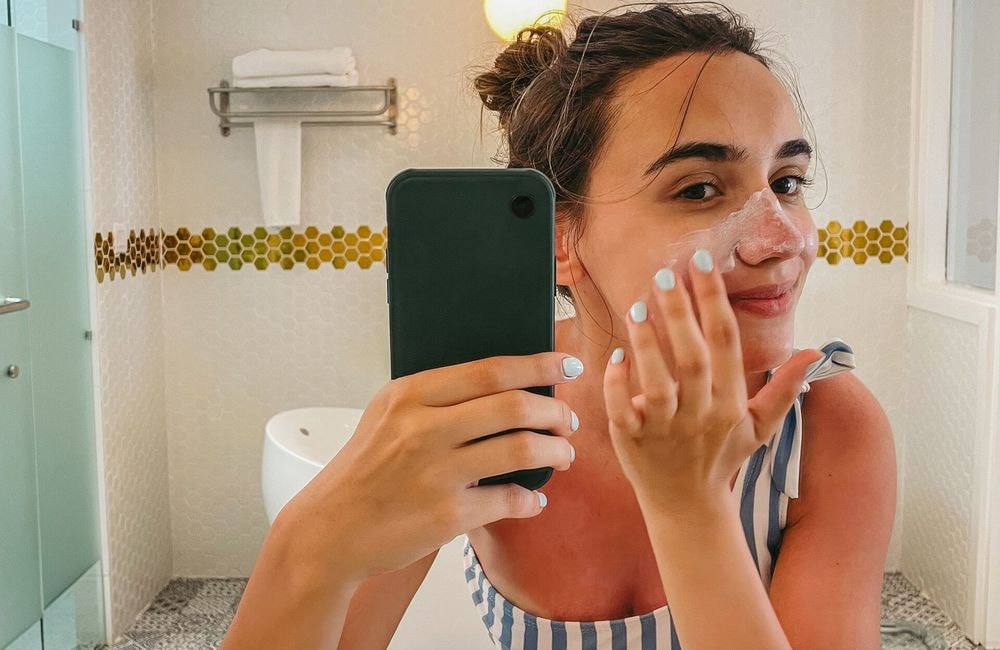 « C'est délétère et toxique » : une dermatologue tire la sonnette d’alarme face aux tendances beauté les plus absurdes