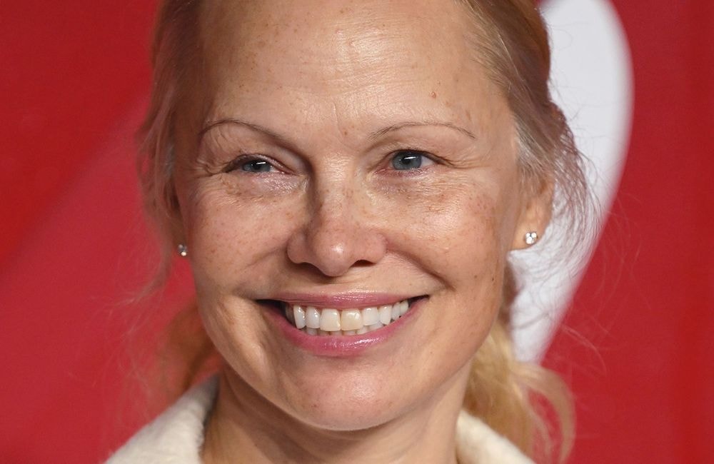Renversante, Pamela Anderson renoue avec son look des années 90