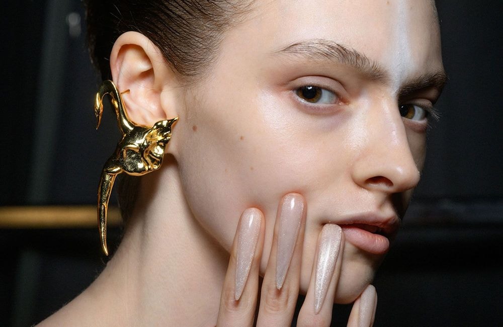 Qu'est-ce que la tendance des ongles inversés qui obsède les réseaux sociaux en 2025 ?