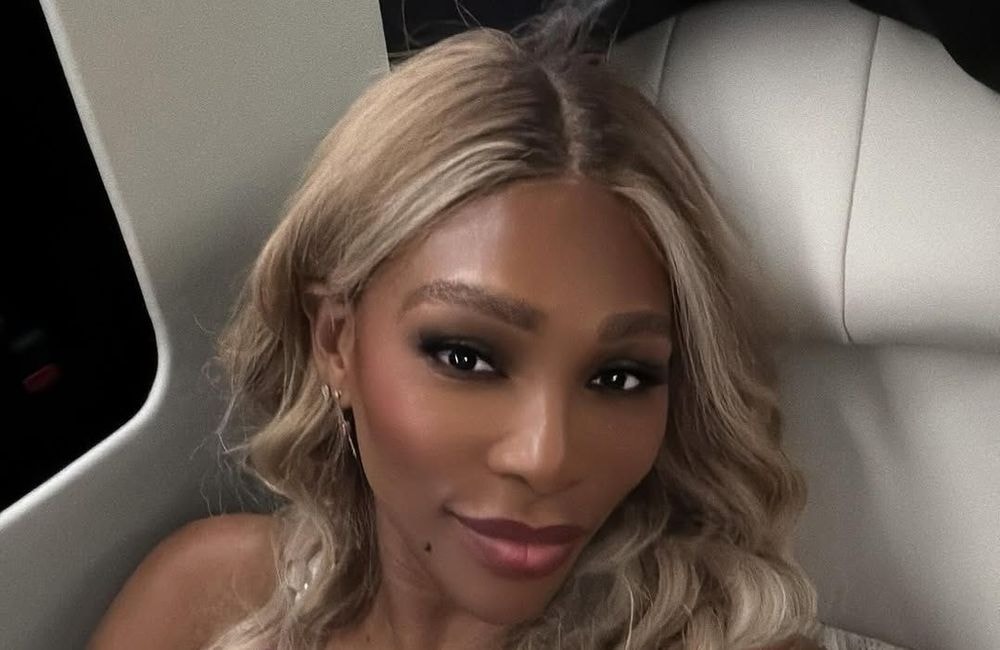 Serena Williams exhibe ses abdos saillants en bikini bleu : son look de vacances enflamme Instagram