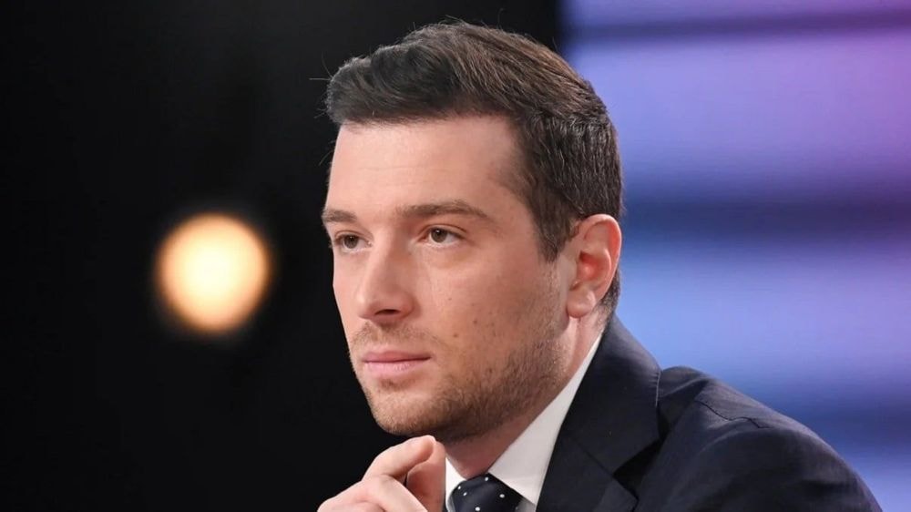 Le père de Jordan Bardella "très inquiet" suite au "coming-out" de son fils : "C'est très dangereux"
