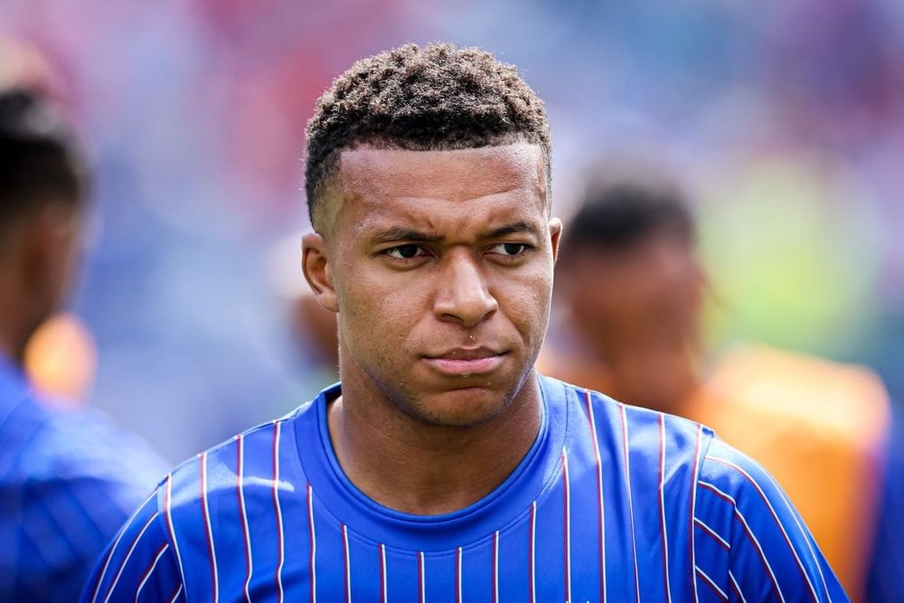 Ester Exposito au plumard ? Kylian Mbappé soutenu par une autre blonde ultra sexy et ex-compagne d'un champion du monde