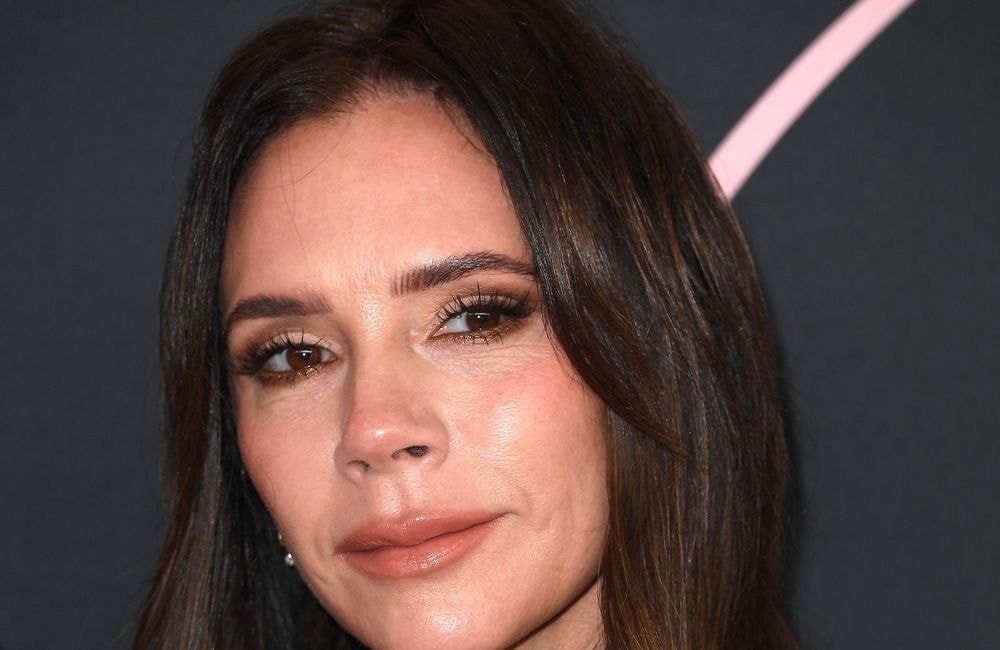 « Je ne pouvais pas passer une aiguille entre les boutons » : Victoria Beckham se confie sur son acné à l’âge adulte