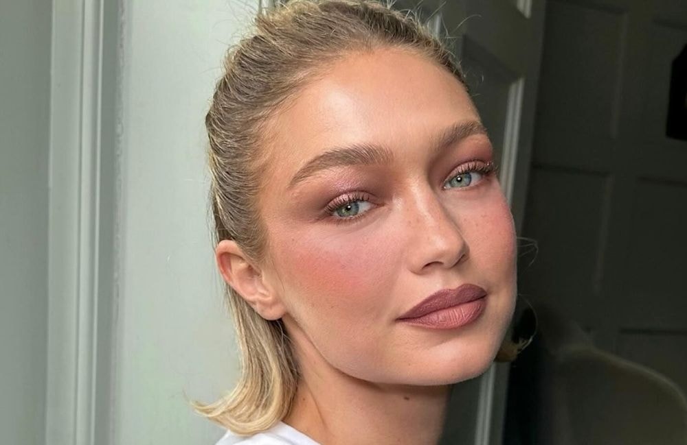 « Under eye blush » : cette tendance transforme notre manière de porter du fard à joues