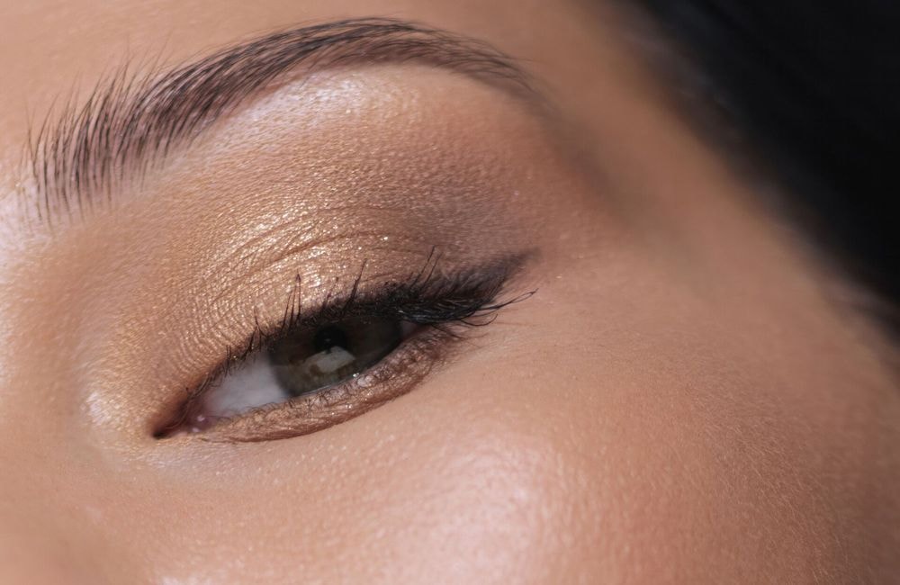 Paupières tombantes ? Ce maquillage ultra simple ouvre le regard en un clin d’œil