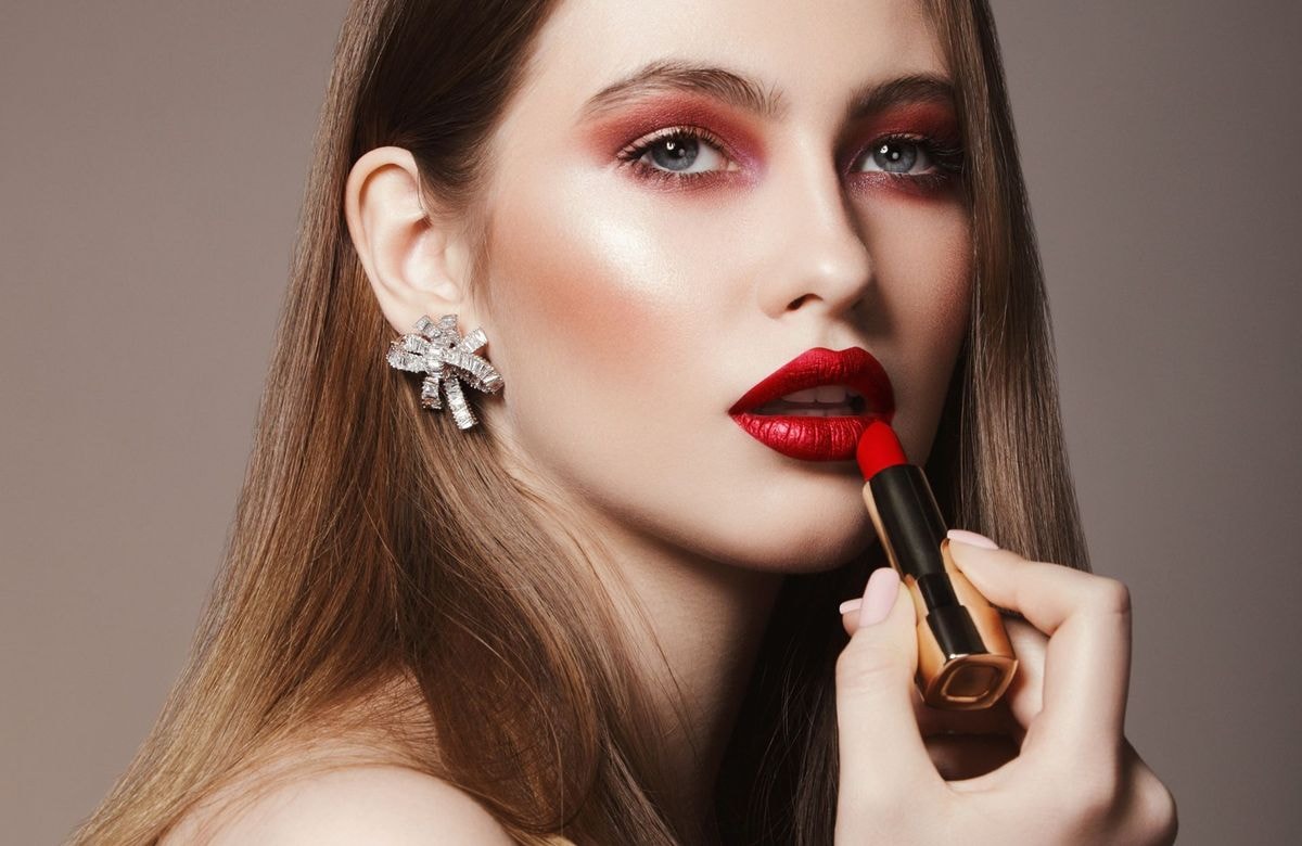 Le « Cabin Crew Make-up », la tendance qui promet un teint frais même après une journée interminable