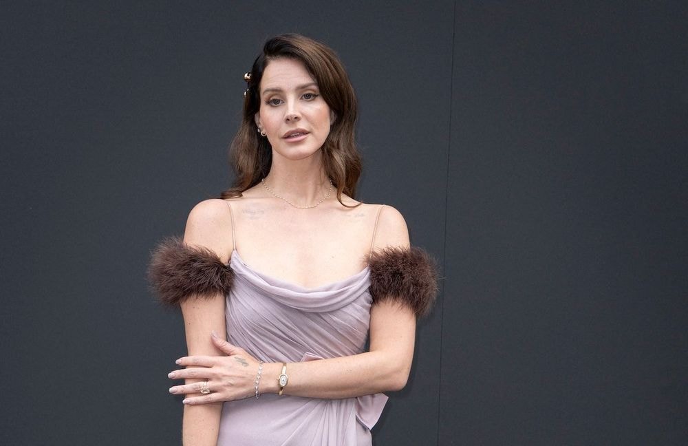 Silhouette rétro et charme romantique : Lana Del Rey signe une apparition très chic au défilé Valentino