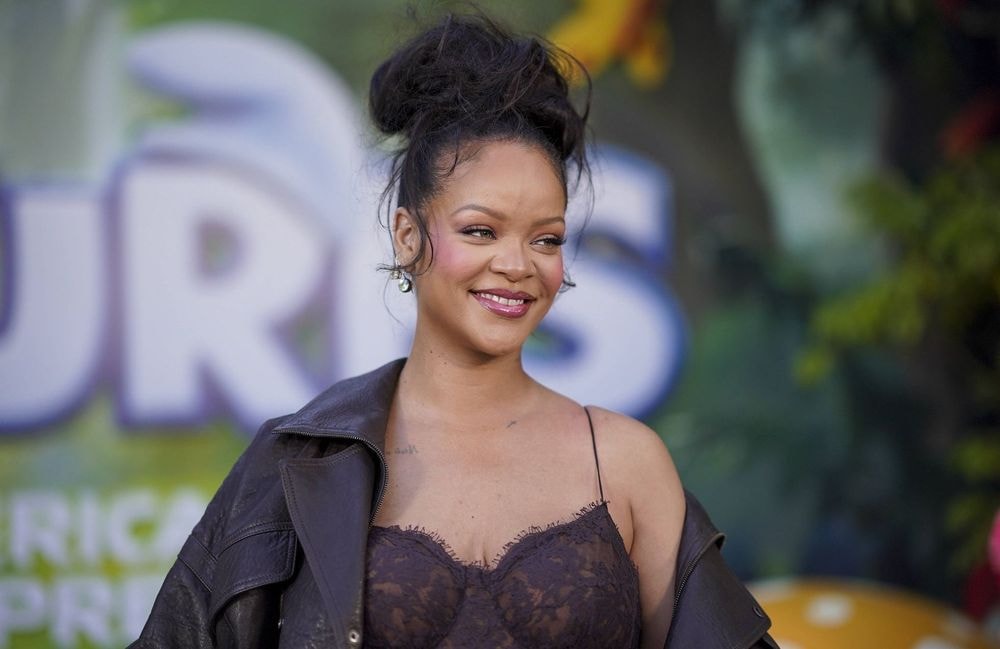 Rihanna enceinte : elle apparaît radieuse à Beverly Hills