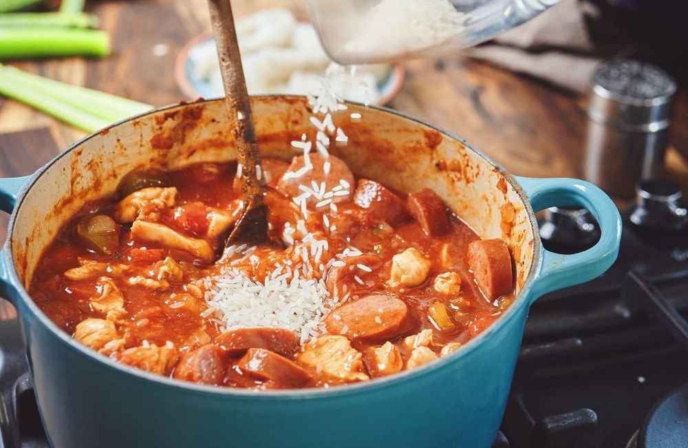 Comment reproduire l’Arroz con Salchicha, le plat préféré du chanteur Bad Bunny ?