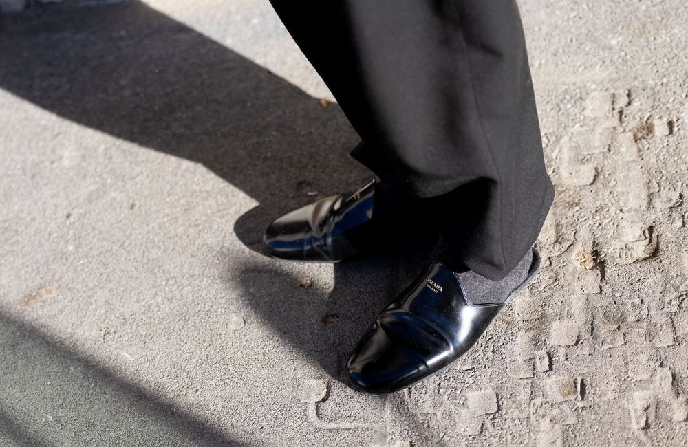 Qu’est-ce que l’« Italian tuck », cette astuce mode qui fait sensation ce printemps ?