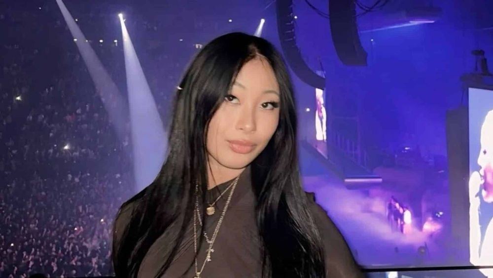 Jade Hallyday incendiaire en bikini rouge, et ça ne plaît pas à tout le monde !