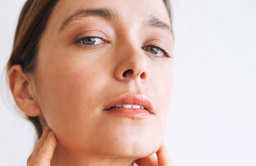Plus puissant que l’acide hyaluronique, cet actif anti-inflammatoire s’impose comme le nouvel allié des peaux sensibles