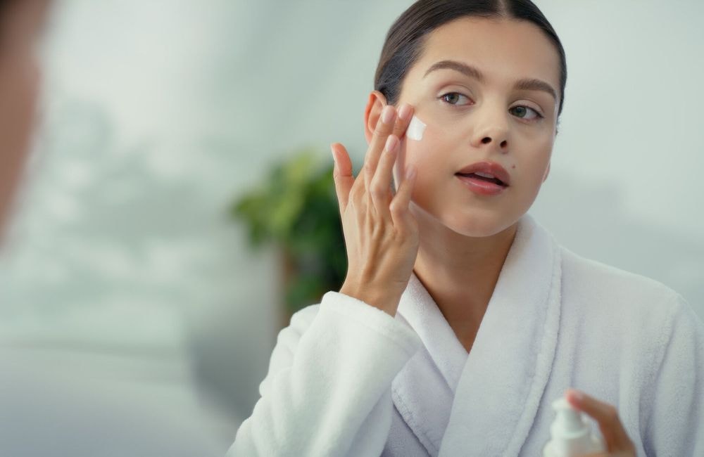 Cette astuce virale sur les réseaux promet de protéger la peau des UV sans abîmer son maquillage