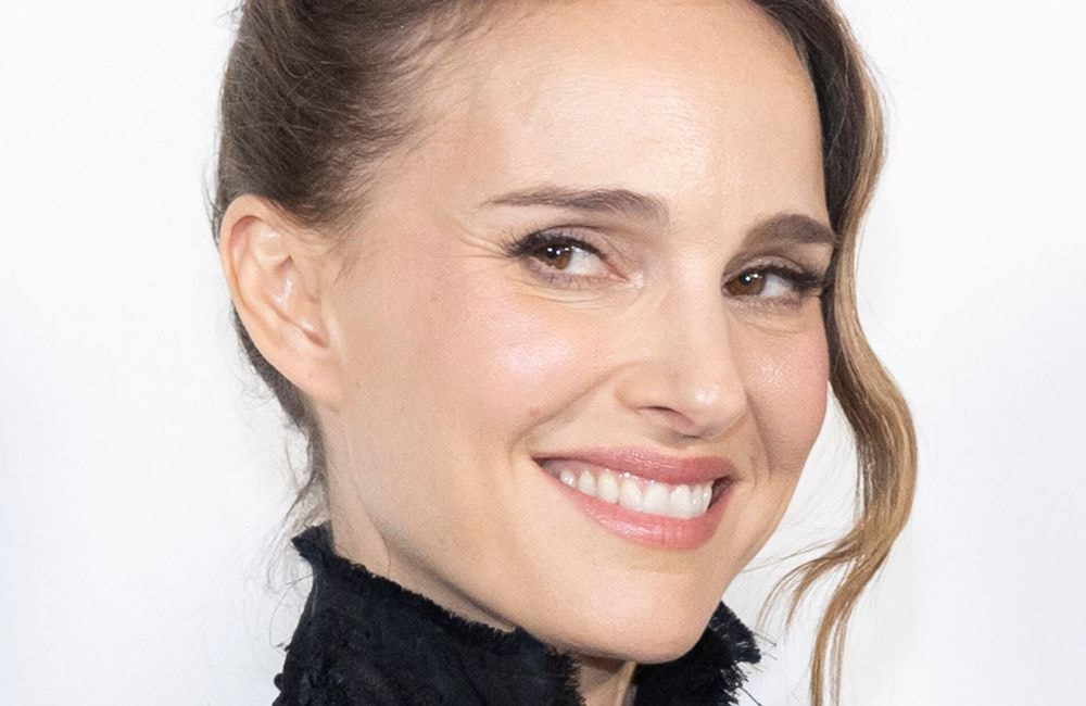 Sublime, Natalie Portman adopte cette coiffure rétro pour le défilé Dior à Paris