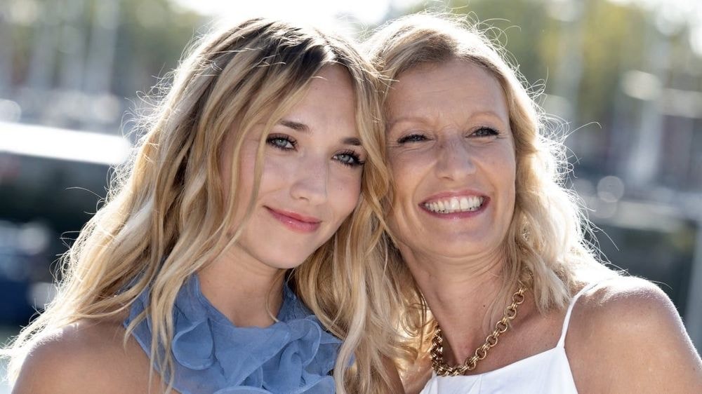 Alexandra Lamy (54 ans) tout sourire et seins nus avec sa fille Chloé : leur audacieux cliché au spa déchaîne les passions