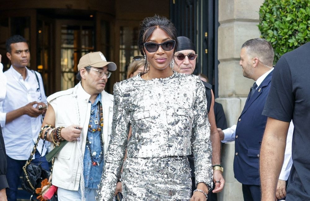 Naomi Campbell chahute son tailleur Chanel Haute Couture avec des baskets étonnantes