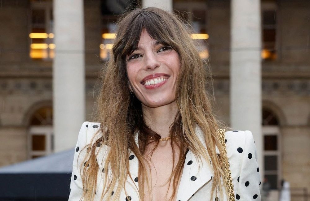En top à pois et gros noeud, Lou Doillon modernise le look preppy à la Fashion Week