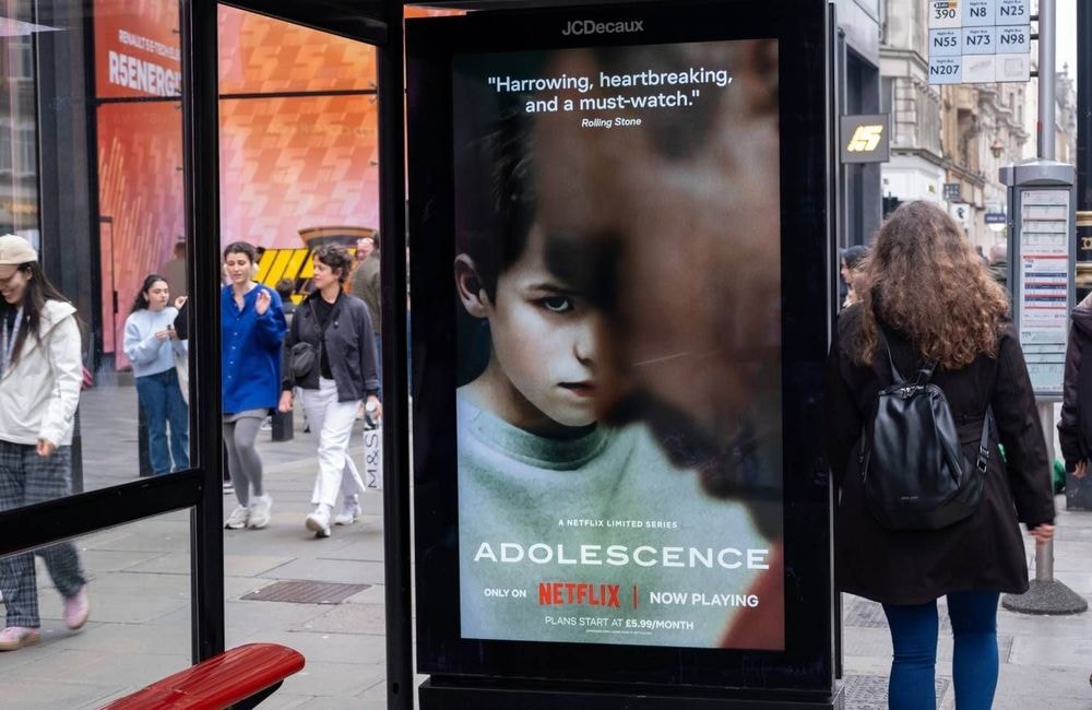 Pourquoi la série « Adolescence » sera diffusée dans les collèges et lycées du Royaume-Uni ?