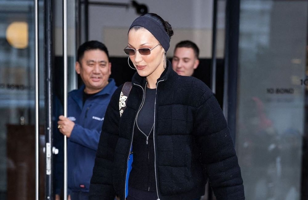 En legging et bottes, Bella Hadid adopte le combo phare de l'hiver