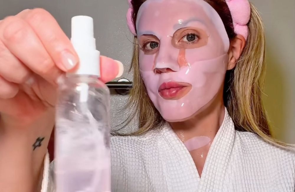 Masque en tissu : ce geste simple permet de récupérer chaque goutte de sérum (et d'en prolonger les bienfaits)