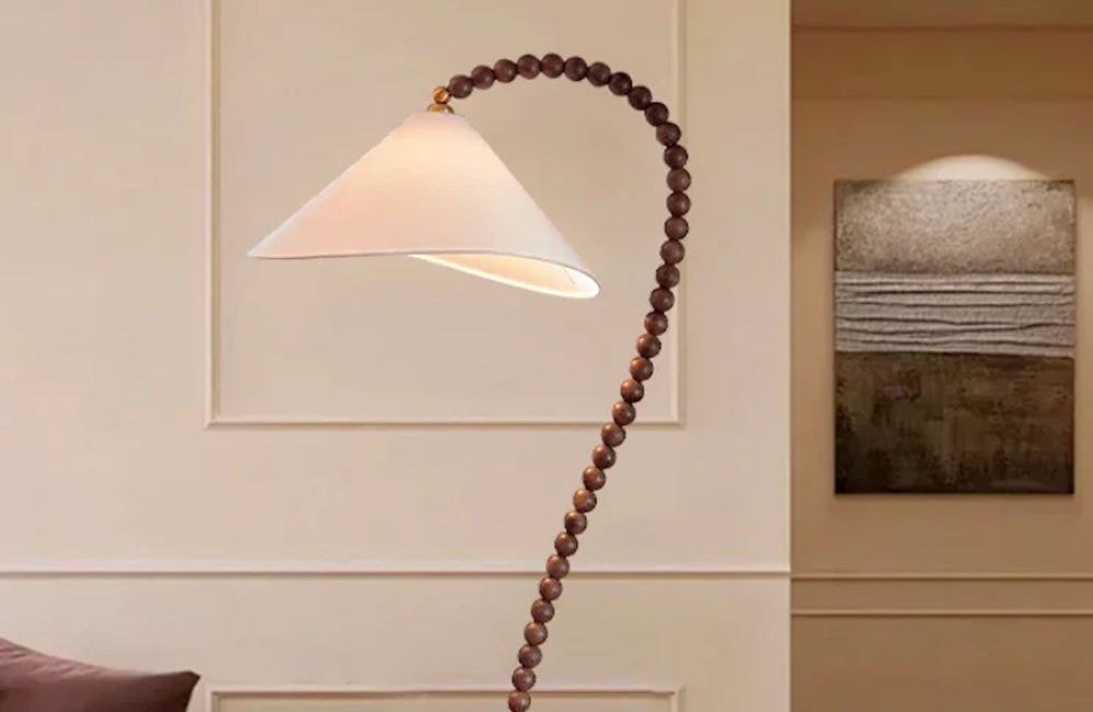 DIY : voici comment créer cette lampe en perles de bois pour une touche bohème