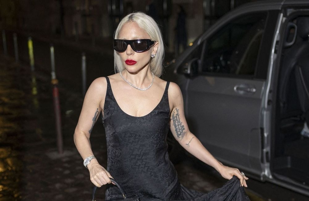 À Paris, Lady Gaga confirme la tendance accessoire surprenante de la saison