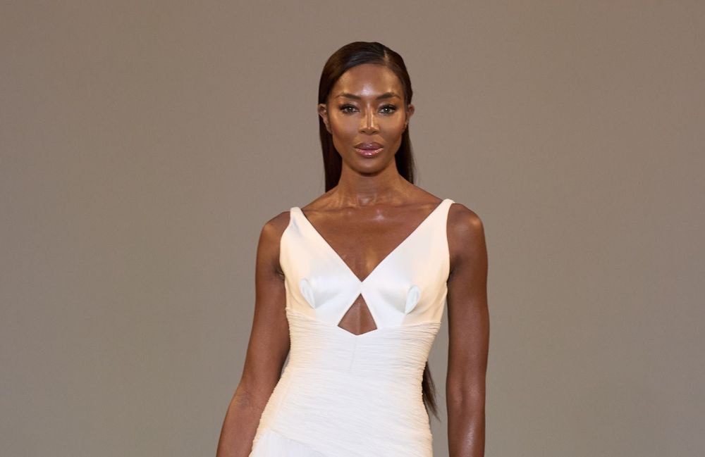 Naomi Campbell défile en robe transparente à la Fashion Week de Milan