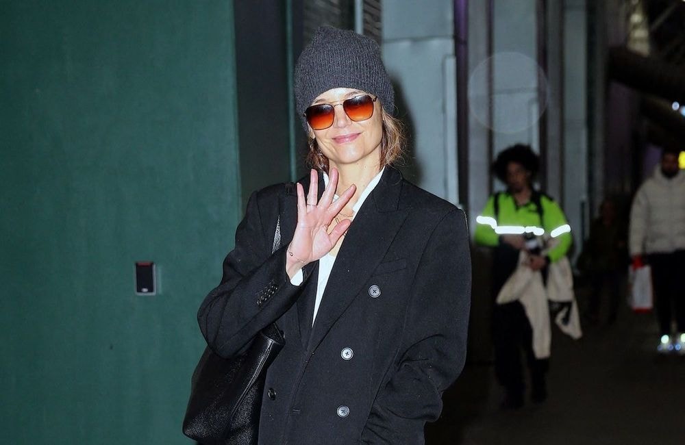 Katie Holmes confirme que les ballerines en velours sont l’incontournable de l’hiver