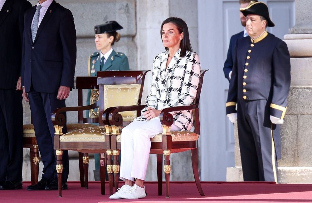 Quelles sont ces baskets blanches qui ont remplacé les talons de Letizia d’Espagne ?