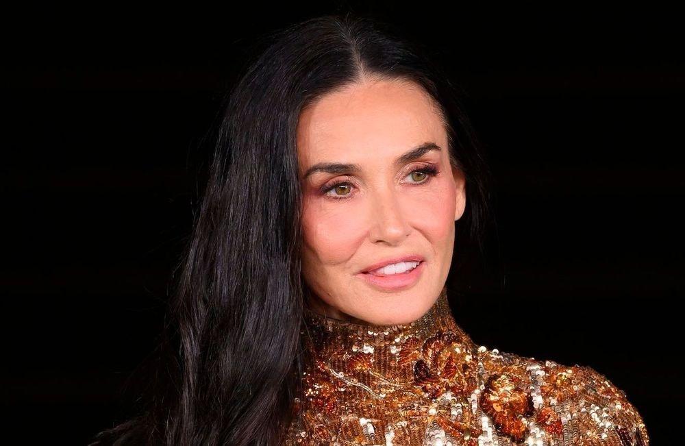 En t-shirt blanc et jean brut, Demi Moore renoue avec la frange à la Française