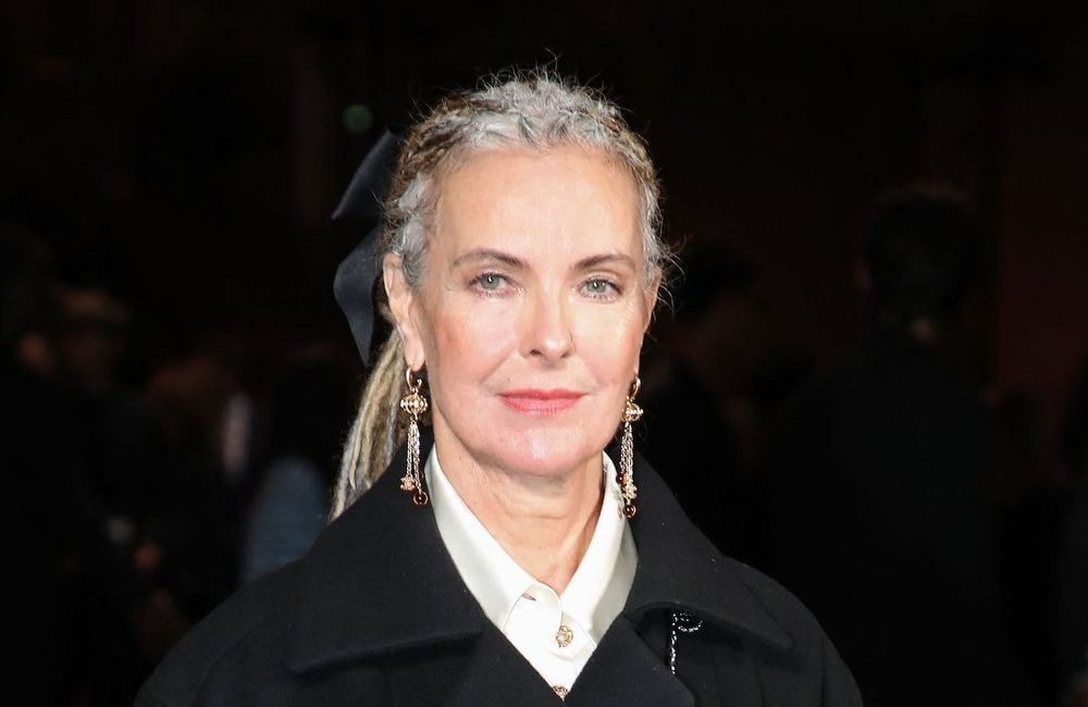 Tresses plaquées et cheveux gris : Carole Bouquet crée la surprise au défilé Chanel