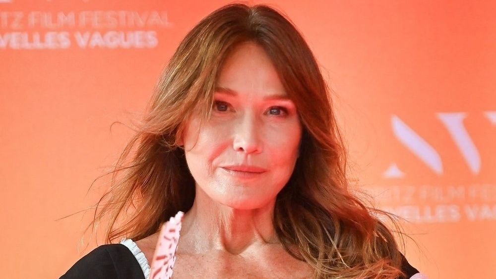 Femme de Nicolas Sarkozy, Carla Bruni (57 ans) tombée dans cette addiction, elle en consomme "jusqu'à 40 par jour"