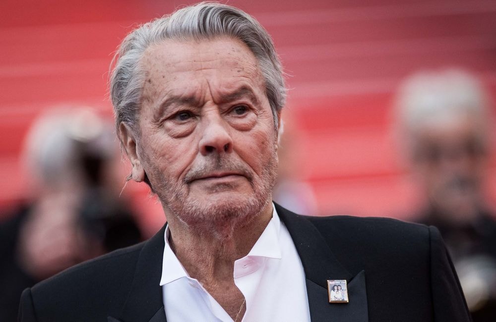 Obsèques d’Alain Delon : Paul Belmondo, Nicole Calfan, Michel Drucker… qui sont les invités ?